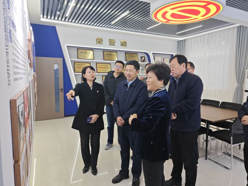大鸡巴操大胸视频2025年05月09日上午 安阳市人大常委会副主任、市总工会党组书记、主席夏军一行莅临华阳电磁铁参观调研；对公司2023年全国五一劳动奖章获得者汪利娜慰问，并听取劳模工作室相关情况汇报